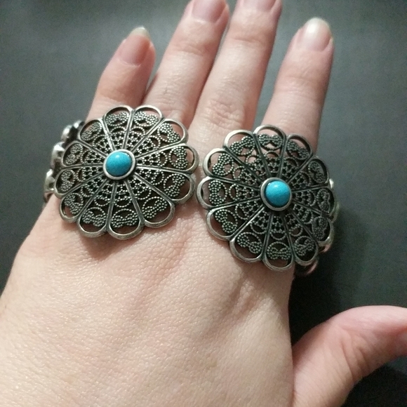 Silver Tone Turquoise Colored Stretchy Elastic Statement Bracelet - Picture 2 of 3